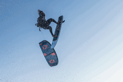 Duotone Voke SLS tabla de kitesurf strapless freestyle durante kitesurf sobre el mar