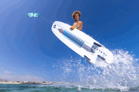 Duotone Voke SLS tabla de kite sin correas durante kitesurf en playa oceánica
