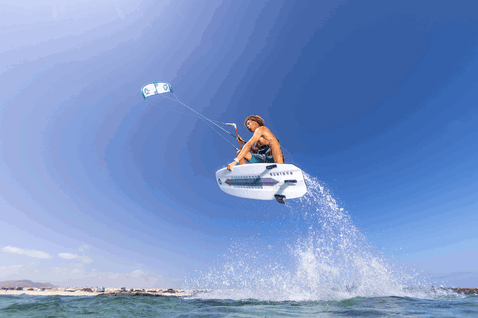 Duotone Voke SLS tabla de kitesurf durante kitesurf en la playa del océano