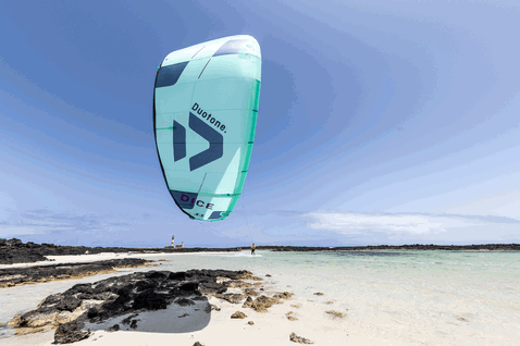 Duotone Dice LEI Kite beim Kitesurfen in einer tropischen Strandlagune