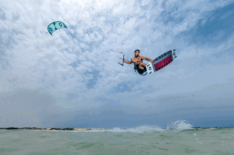 Duotone Dice LEI Kite beim Kitesurfen im flachen Wasser am Ozeanstrand