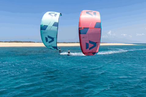 Duotone Dice LEI Kite beim Kitesurfen in einer tropischen Lagune mit Sandstrand