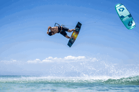 Duotone Dice LEI Kite beim Kitesurfen am Ozeanstrand