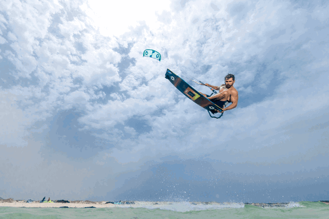 Duotone Dice LEI Kite beim Kitesurfen am Ozeanstrand