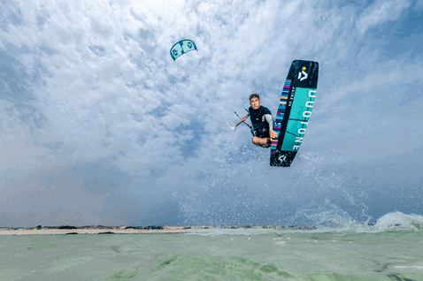 Duotone Dice Jaime LEI Kite beim Kitesurfen in der tropischen Lagune