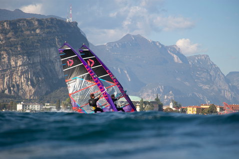 Duotone_Windsurfing_Warp_Fin-20.22_Action-Shots_2