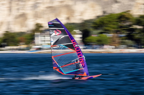 Duotone_Windsurfing_Warp_Fin-20.22_Action-Shots_1