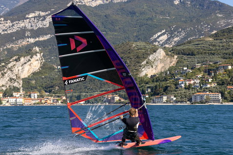 Duotone_Windsurfing_Warp_Fin-20.22_Action-Shots_4