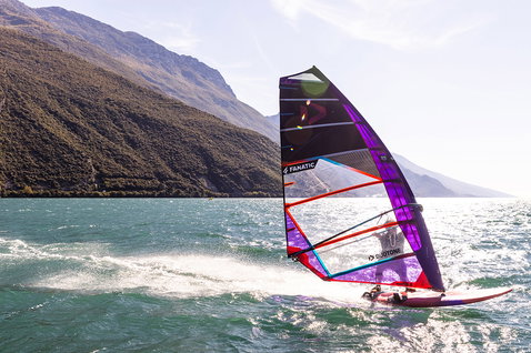 Duotone_Windsurfing_Warp_Fin-20.22_Action-Shots_5