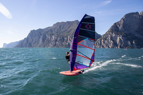 Duotone_Windsurfing_Warp_Fin-20.22_Action-Shots_7