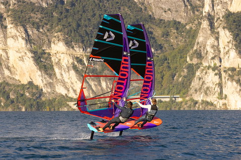 Duotone Warp_Foil 20.22 2022 voile de foil en train de faire du foiling sur un lac de montagne
