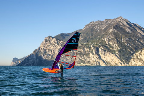 Duotone Warp Foil voile de foil lors d'une session de foiling sur un lac alpin avec montagnes