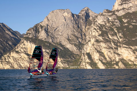 Duotone Warp_Foil voile de foil lors du foiling sur un lac de montagne