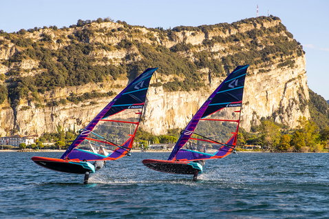 Duotone Warp_Foil voile foil lors du wing foiling sur un lac de montagne