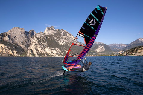 Duotone Warp Foil voile foil en foiling sur un lac alpin avec panorama de montagnes