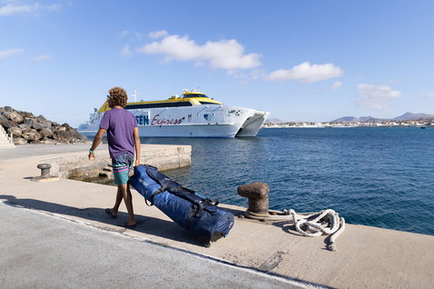 Duotone Combibag 2024 kite and board travel bag while travelling at a harbour on the coast