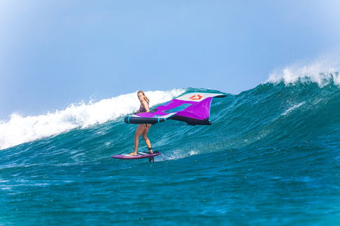 Duotone Slick Foilwing beim Wing Foiling auf einer Welle in teal und lila