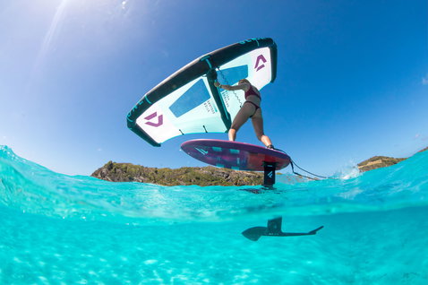 Duotone Slick Foilwing beim Wing Foiling in tropischem Ozean in cyan und anthrazit