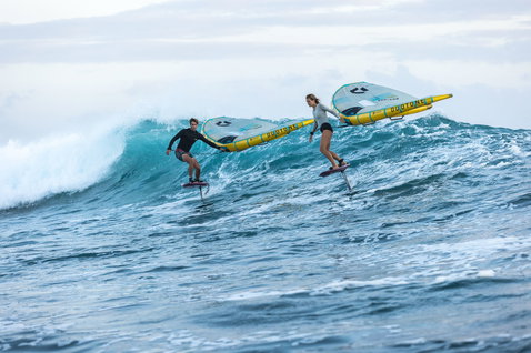 Duotone Unit D/LAB foil wing durante wing foiling su onde oceaniche in blu acciaio e giallo