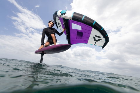 Duotone Unit foil wing durante il wing foiling sull'oceano con tavola a idrofoil