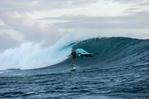 Duotone Unit foil wing durante il wing foiling sull'oceano davanti a un'onda a Mauritius