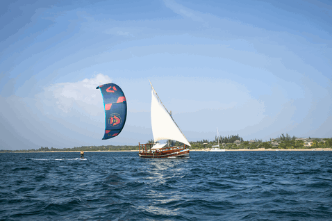 Duotone Evo LEI kite durante il kitesurf in una laguna oceanica tropicale in blu navy