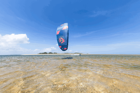 Duotone Evo LEI kite durante il kitesurf in una laguna costiera tropicale con isola di sabbia
