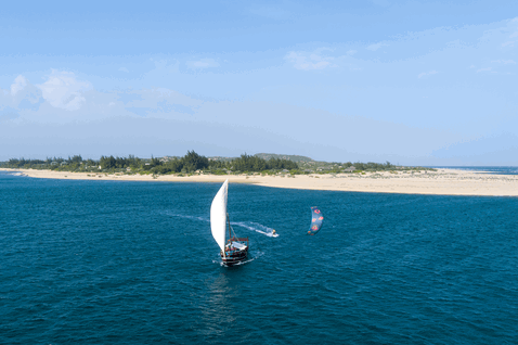 Duotone Evo LEI kite durante il kitesurf in una laguna tropicale con spiaggia di sabbia