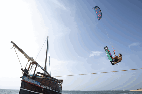 Duotone Evo LEI kite durante il kitesurf sulla costa