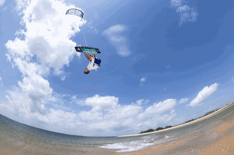 Duotone Evo LEI kite durante il kitesurf sulla spiaggia dell'oceano