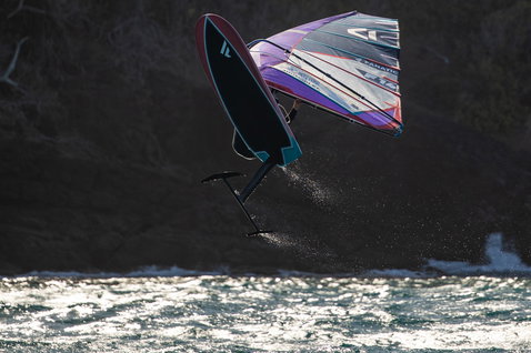 Duotone Warp Foil voile foil en foiling sur la côte océanique avec falaises rocheuses