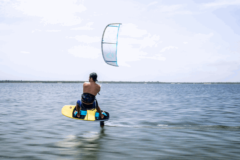 Kite LEI Duotone Juice durante il foiling su una laguna di acqua piatta