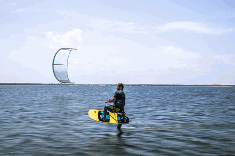 Duotone Juice LEI kite durante il foiling su una laguna di acque piatte