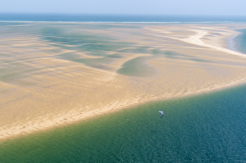 Duotone Mono LEI kite durante il kitesurf su un basso lagoon costiero
