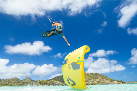 Duotone Mono LEI kite durante il kitesurf in una laguna oceanica tropicale con colline verdi