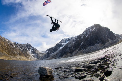 Duotone Dice SLS LEI kite during kitesurfing at an alpine mountain lake