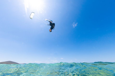 Duotone Dice SLS LEI kite during kitesurfing at a tropical ocean beach