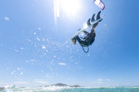 Duotone Dice SLS LEI kite during kitesurfing on ocean beach
