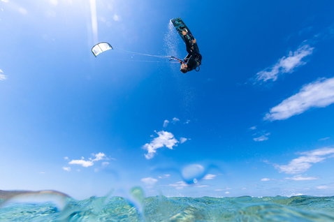 Duotone Dice SLS LEI kite during kitesurfing on the ocean