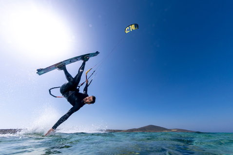 Duotone Dice SLS LEI kite during kitesurfing on an ocean beach