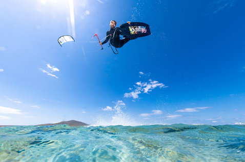 Duotone Trust Bar Quad Control S/M 2025 barra de controle durante o kitesurf na praia