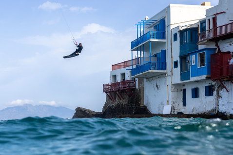 Duotone Jaime SLS Trust Bar Quad barra de controle durante kitesurf em costa mediterrânea com casas brancas