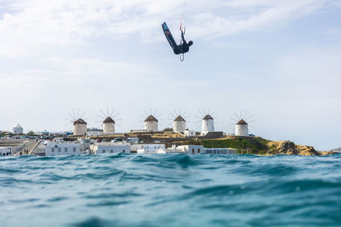 Duotone Trust Bar Quad Control Jaime S/M 2025 barra de controle durante o kitesurf na costa de Mykonos, Grécia