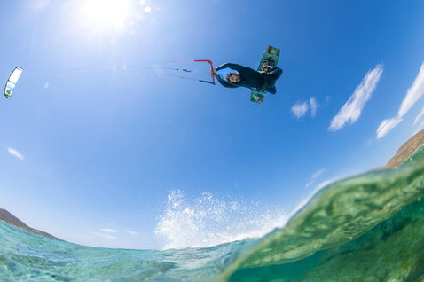 Duotone Trust Bar Quad Control S/M barra de controle durante kitesurf em praia oceânica