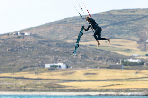 Duotone Trust Bar Quad Control S/M barra de controle durante kitesurf em lagoa costeira com colinas