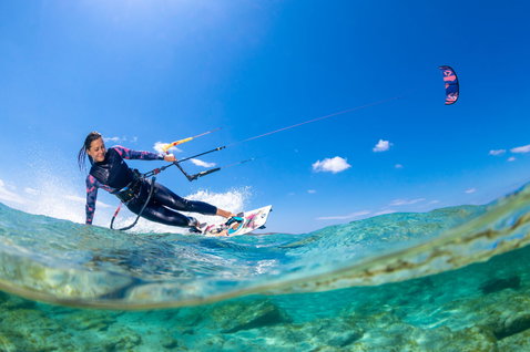 Duotone Click Bar Quad Control Steuerbar beim Kitesurfen im tropischen Ozean