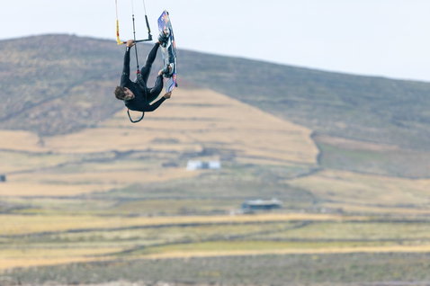 Duotone Click Bar Quad Control Steuerbar beim Kitesurfen in arider Vulkanlandschaft