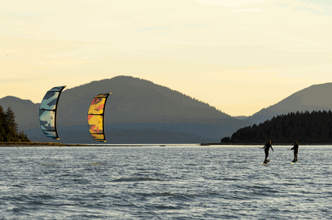 Duotone Rebel SLS LEI kite durante il kitesurf su un lago di montagna