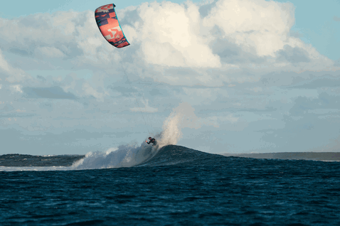 Duotone Neo SLS LEI kite durante il surf sulle onde sull'oceano aperto