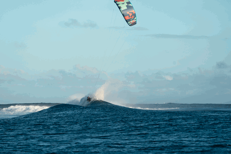Duotone Neo SLS LEI kite durante il surf sulle onde in oceano aperto